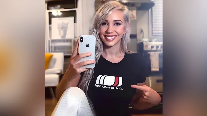 Алана Пирс в футболке Santa Monica Studio