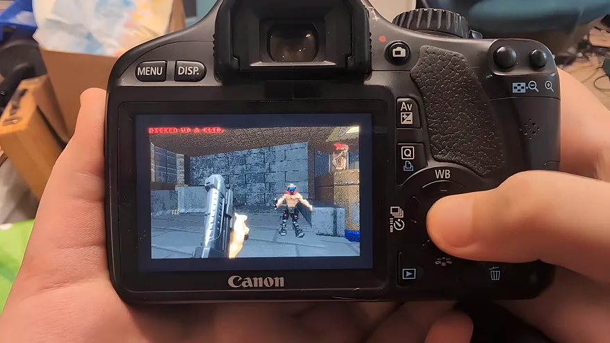 DOOM на экране Canon EOS 550D