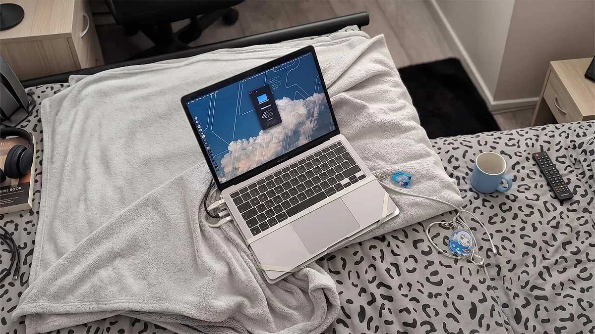 Владелец MacBook Pro примотал резинками к сломанному ноутбуку второй — и сэкономил 700 долларов на ремонте экрана