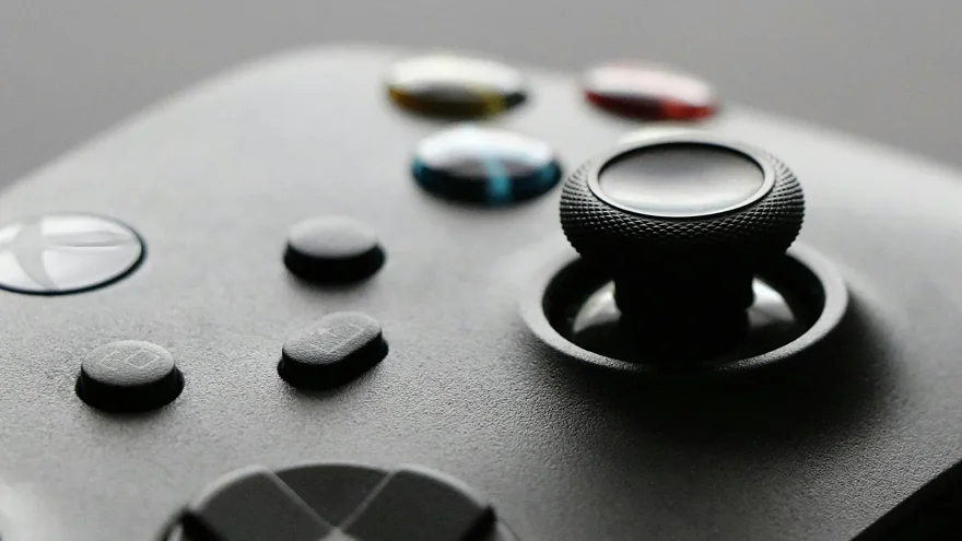 Крупный план геймпада Xbox с джойстиком