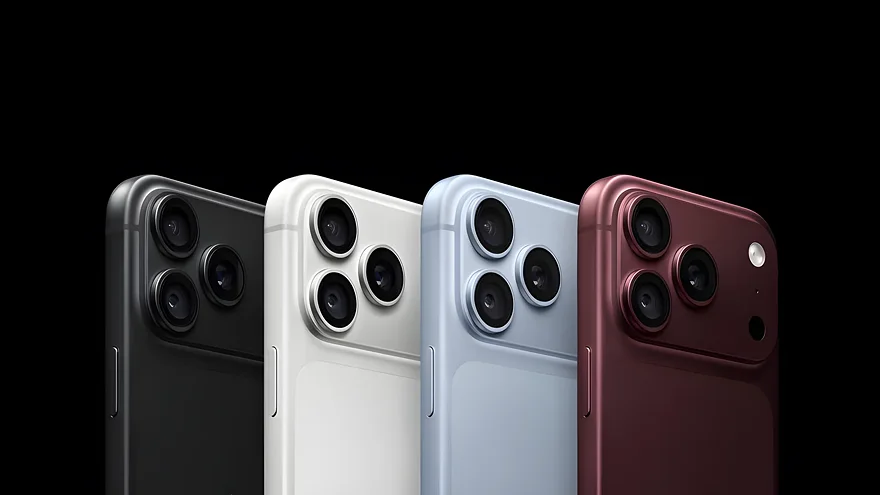 Четыре iPhone в разных цветах на черном фоне