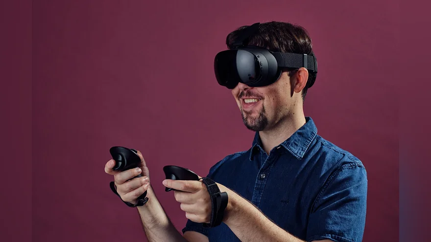 Мужчина в VR-шлеме держит контроллеры
