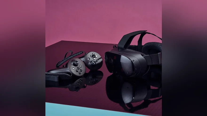 VR-шлем Valve и контроллеры на столе